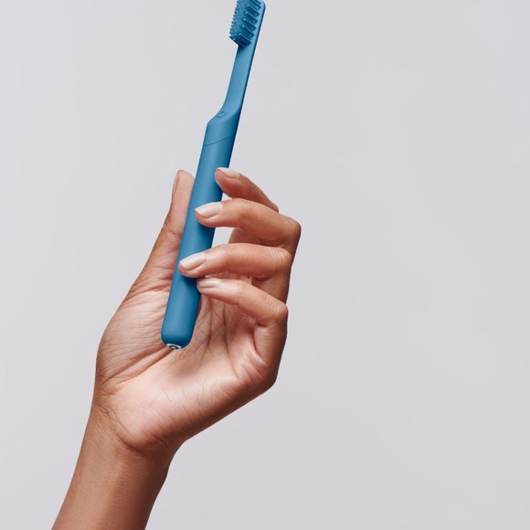 Quip Adult Smart Electric Rechargeable Toothbrush, Ocean Blue, 1 Ct - Picture 5 of 7